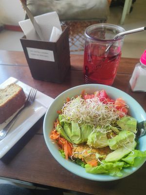 Bowl vegano (como no me gustaba el brócoli me lo cambiaron por tomate, muy simpáticas) at Yeah Rico y Saludable in Arequipa