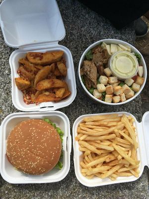 Burger, ensalada y patatas at Veggie Burger in Vigo