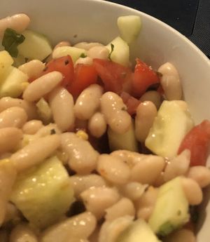Ensalada de habichuelas, tomate, pepino y albahaca  at Veggie Burger in Vigo
