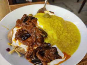 Kumpir mit Dal und Aubergine at Die Waffel in Wiesbaden