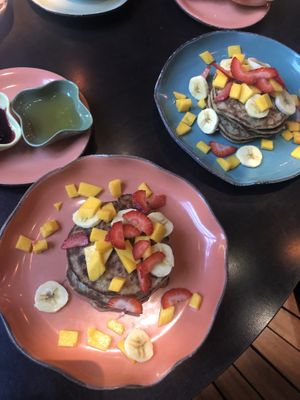 Pancake de avena con fruta  at Justo Restaurant in Medellin