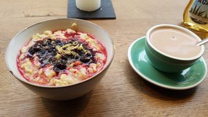 Vegan porridge and hot chocolate at Bowl Market in Copenhagen