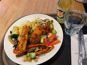 Ginger Ale and a plate with all vegan buffet options   at Spirit in Rotterdam