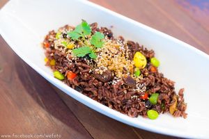 Baked Riceberry with Quinoa and Chestnuts

Quantitatively delicious (for 1 pax): Energy 465 kcal | Fat 16 g (Saturated Fat 2 g, Cholesterol 0 g) | Carbohydrate 74 g (Fibre 7 g, Sugar 11 g) | Protein 11 g | Sodium 289 mg

Qualitatively enjoyable: Thai riceberry is cooked to perfection along with protein-rich quinoa and edamame. The flavour is enhanced by the nutty taste of chestnuts which is rich in heart-friendly monounsaturated fat and the aromatic touch of immune-boosting shiitake. Camellia seed oil is used for stir-frying.

119 THB at Tonklar Facai - Siriraj in Bangkok