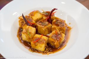 Fried Tofu Steak with Tamarind Sauce

Quantitatively delicious (for 2 pax): Energy 490 kcal | Fat 21 g (Saturated Fat 6 g, Cholesterol 0 g) | Carbohydrate 63 g (Fibre 6 g, Sugar 34 g) | Protein 15 g | Sodium 531 mg

Qualitatively enjoyable: The cubes of crispy golden tofu are coated in savoury tamarind sauce. Being rich in organic acids, tamarind juice possesses laxative properties. This dish contains good protein from tofu and lentils and has a moderate amount of sodium (less than 600 mg)

130 THB at Tonklar Facai - Siriraj in Bangkok