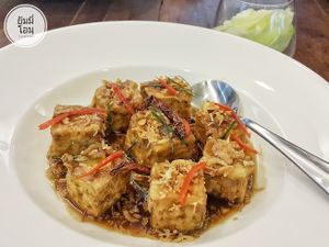 Fried Tofu Steak with Tamarind Sauce

Quantitatively delicious (for 2 pax): Energy 490 kcal | Fat 21 g (Saturated Fat 6 g, Cholesterol 0 g) | Carbohydrate 63 g (Fibre 6 g, Sugar 34 g) | Protein 15 g | Sodium 531 mg

Qualitatively enjoyable: The cubes of crispy golden tofu are coated in savoury tamarind sauce. Being rich in organic acids, tamarind juice possesses laxative properties. This dish contains good protein from tofu and lentils and has a moderate amount of sodium (less than 600 mg)

130 THB at Tonklar Facai - Siriraj in Bangkok
