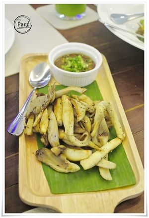 Seared Mixed Mushroom with Northeastern Thai Spicy Passion Fruit Dip

Quantitatively delicious (for 2 pax): Energy 162 kcal | Fat 1 g (Saturated Fat 0 g, Cholesterol 0 g) | Carbohydrate 39 g (Fibre 5 g, Sugar 23 g) | Protein 5 g | Sodium 211 mg

Qualitatively enjoyable: Passion fruits are packed with antioxidant vitamin C and E,  potassium (equivalent to bananas), and dietary fibre. This dish is low in saturated fat and sodium.

165 THB at Tonklar Facai - Siriraj in Bangkok