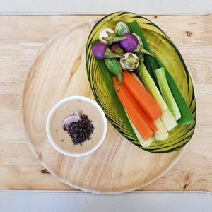 fresh vegie with sesame sauce at Tonklar Facai - Siriraj in Bangkok
