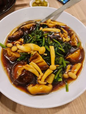 Spinach with mushroom 🍄 😋 👌🏻 😍 ~ 26/7/22 at D'life 蔬食 - Toa Payoh  in Central Singapore