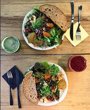 Salade proposé par L'Arbre bleu : salade à feuille rouge, poivron, courgette, chou rouge, olivade verte, terrine végétale, houmous de pois chiches germés, pousses de radis, falafels crus et une sauce à base de tahin at L'Arbre Bleu in Montpellier