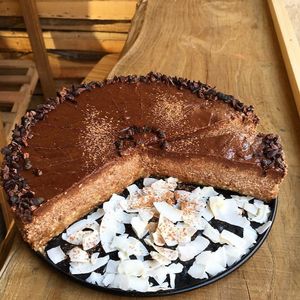 Raw cacao cake à base de noix de cajou, amande, noix de coco et datte at L'Arbre Bleu in Montpellier