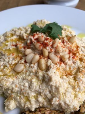 Houmous aux pois chiches germés et ses délicieux crackers crus fait maison at L'Arbre Bleu in Montpellier