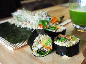 makis crus courgette, poivron, avocat, épinard, carotte, radis noir et graines germées at L'Arbre Bleu in Montpellier