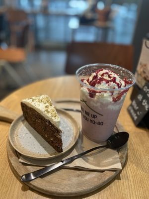 Carrot cake (quite spiced) and Strawberry mylkshake (with real strawberries, so not that sweet) at YB by Yoghurt Barn in Utrecht