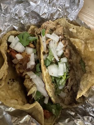 Closeup to the karnitas and campechano tacos #Veganuary at VG Pizza in Mexico City