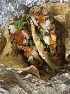 Closeup to the karnitas and campechano tacos + salsa 😋  #Veganuary at VG Pizza in Mexico City