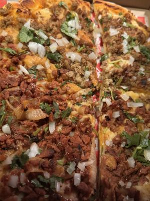 Closeup to the deliciousness. Nicely seasoned soy / wheat proteins 💜 #Veganuary at VG Pizza in Mexico City