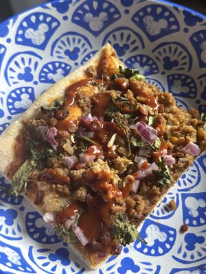 This is a suadero pizza slice with Valentina chilly sauce 🤤 it’s still my fave from VG pizza  at VG Pizza in Mexico City