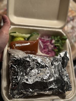 This was an order of 5 karnitas tacos. They came with sauce, onion and coriander and some sliced cucumber to add to the taquitos 🌮 yummyy  at VG Pizza in Mexico City