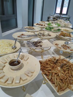 Plenty of food at Tu An in Hanoi