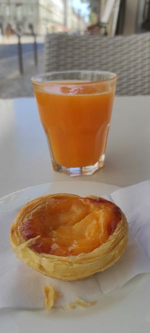 Zumo de naranja y pastel de nata at Zarzuela in Lisbon