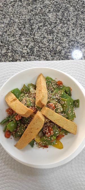 Tofu frito con verduras at Zarzuela in Lisbon