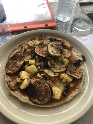 vegan pizza  at Zarzuela in Lisbon