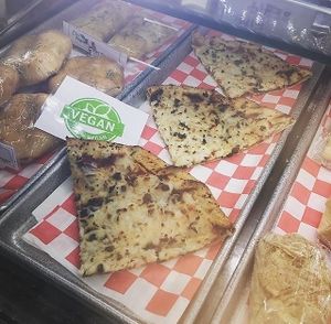 Vegan pizza at Coffee Break in Oranjestad