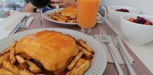 Opção vegan: Francesinha com batata doce, salada e sumo natural do dia. at Kansha in Fatima