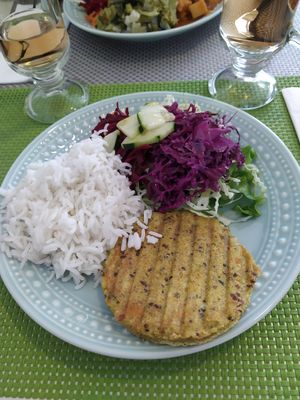 Burger de grão com arroz e salada at Kansha in Fatima
