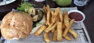 Burger & chips at Cafe Nowa in Petersham