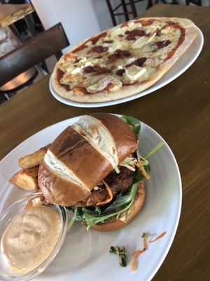 Vegan jackfruit burger and vegetarian cheese pizza at Martens hus in Nykoping