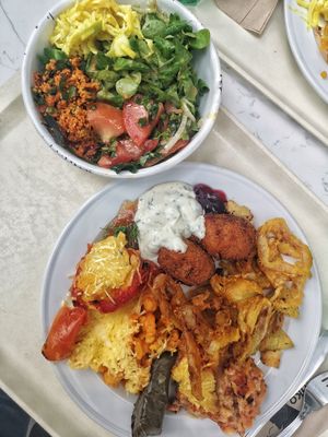 Zwiebel Ringe, Tofu Kartoffel Bällchen, Lasagne, Paprika Spätzle überbacken, Weinblätter, Tomate gefüllt mit Hirse überbacken, großen Salat at Ginko in Graz