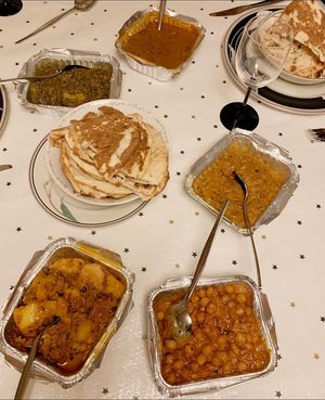 Vegan gerechten en vegan naan garlic bread  at Shalimar in Bruges