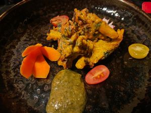 VEGETABLE PAKORA 
Krokant gefrituurde beignets met gevarieerde groentevulling  at Shalimar in Bruges