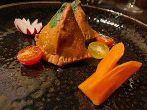 VEGETABLE SAMOSA 
Gefrituurde bladerdeegdriehoekjes gevuld met een groentenmengeling at Shalimar in Bruges