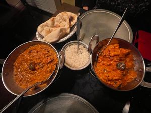 ALOO GOBI 
Speciale bereiding van aardappelen en bloemkool, met groenten 
en koriander + BAINGAN BHARTA
In de tandoor gegrilde aubergines bereid in een curry van uien en tomaten at Shalimar in Bruges