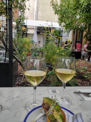 Vino blanco at Flax & Kale - Sant Pere Mes in Barcelona