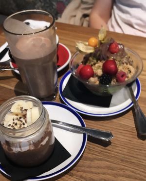 Budino di frutta e semi di chia con frappé al cioccolato fondente  at Flax & Kale - Sant Pere Mes in Barcelona