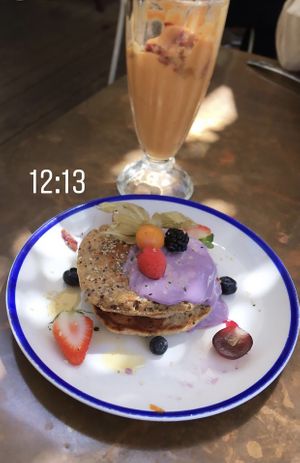 Pancakes con frutta e yogurt di soia, con frullato  at Flax & Kale - Sant Pere Mes in Barcelona