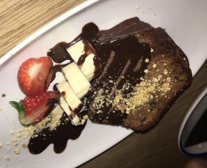 Torta con topping al cioccolato fondente e frutta  at Flax & Kale - Sant Pere Mes in Barcelona