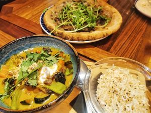 pizza y curry at Flax & Kale - Sant Pere Mes in Barcelona