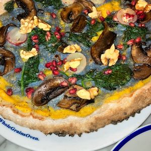 Pizza de queso vegano azul con champiñones, uvas y nueces  at Flax & Kale - Sant Pere Mes in Barcelona