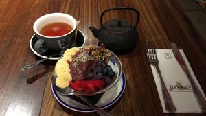 Açai bowl and tea at Flax & Kale - Sant Pere Mes in Barcelona