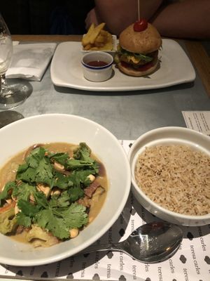 Green curry and burger  at Flax & Kale - Sant Pere Mes in Barcelona