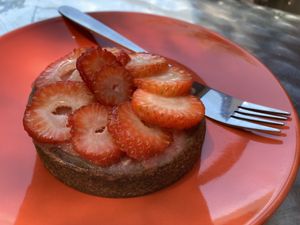 Vegan strawberries mini pie  at Basilic Bistrot in Coyhaique
