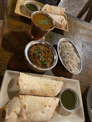 2x vegane Kathi-Rolle. Topf oben: sambar, Topf unten: black Chan Masala vegan   at Chana Masala in Koh Phangan