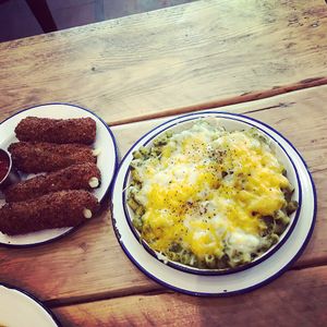 Spinach pesto mac and cheese, with mozzarella sticks!   at The Blacksmith & The Toffeemaker in London
