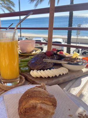 Pancake board + Croissant   at Aloha Cafe in Sesimbra