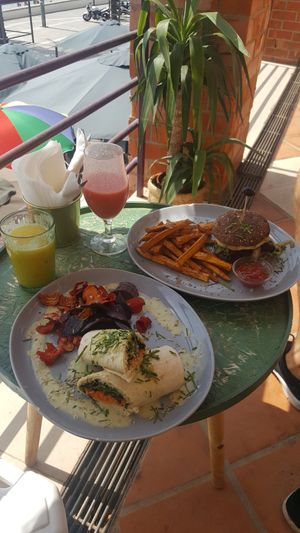 Wrap, burger, fruit juice and fruit shake at Aloha Cafe in Sesimbra